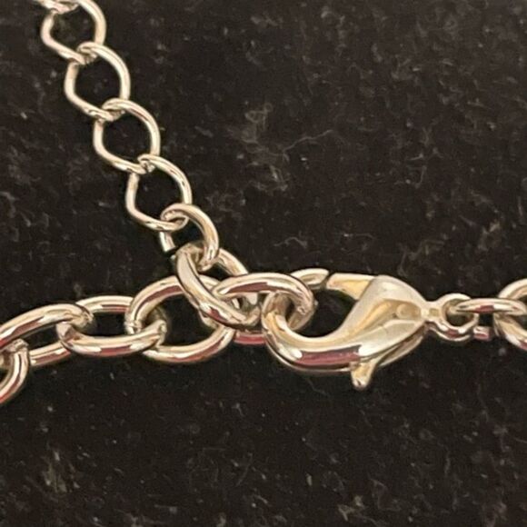 7” silver tone rolo chain bracelet w/0.75” filigree heart w/peridot center - Picture 4 of 9